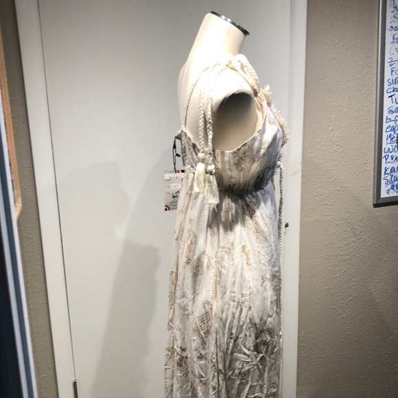 Elegant Cream Maxi Dress - Picture 4 of 16